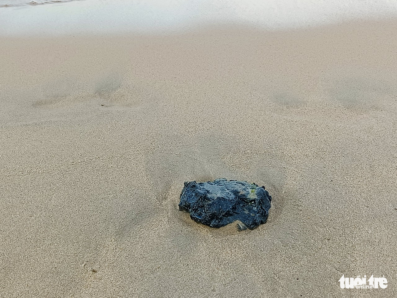 A crude oil mass of unknown origin appears on a beach in Nha Trang City, Khanh Hoa Province, Vietnam, March 17, 2022. Photo: Minh Chien / Tuoi Tre