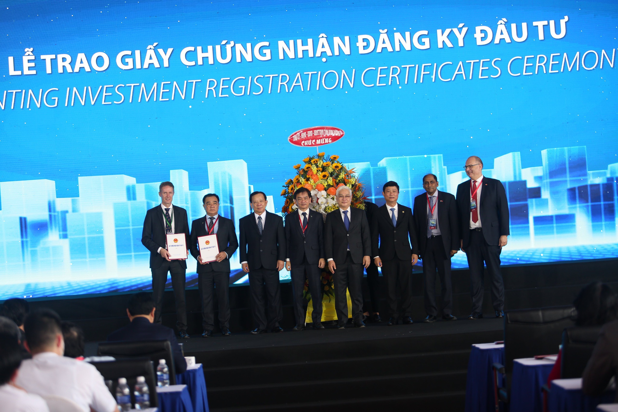 Authority leaders grant investment certificates to company representatives at the groundbreaking ceremony of the VSIP III Binh Duong industrial park project in Binh Duong Province, Vietnam, March 19, 2022. Photo: T.L. / Tuoi Tre