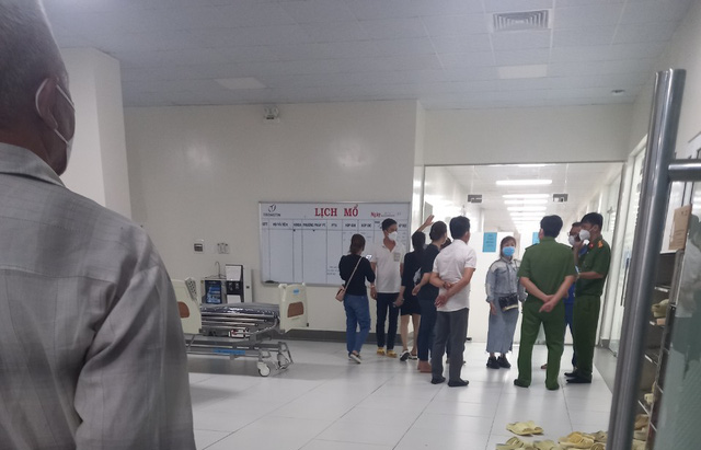 Police officers work at 1A Hospital in Tan Binh District, Ho Chi Minh City, March 18, 2022. Photo: N.N. / Tuoi Tre
