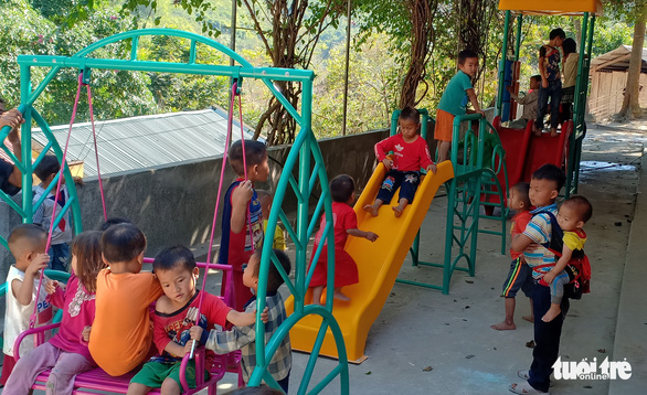 Kindergarteners of the Pu Nhi kindergarten in Muong Lat District, Thanh Hoa Province are seen playing in the break time.