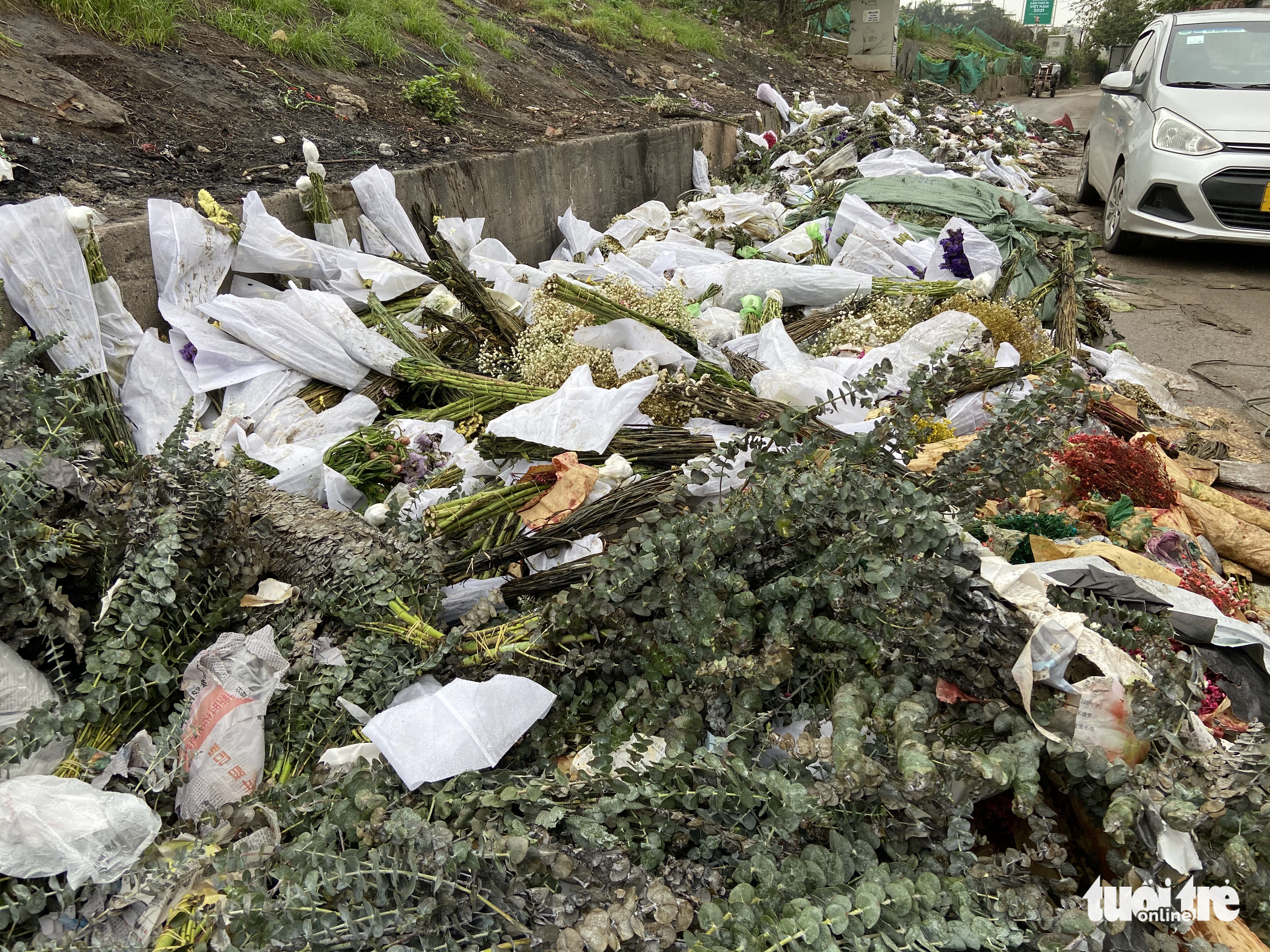 A makeshift landfill next to Quang Ba Flower Market in Hanoi. Photo: Quang The / Tuoi Tre