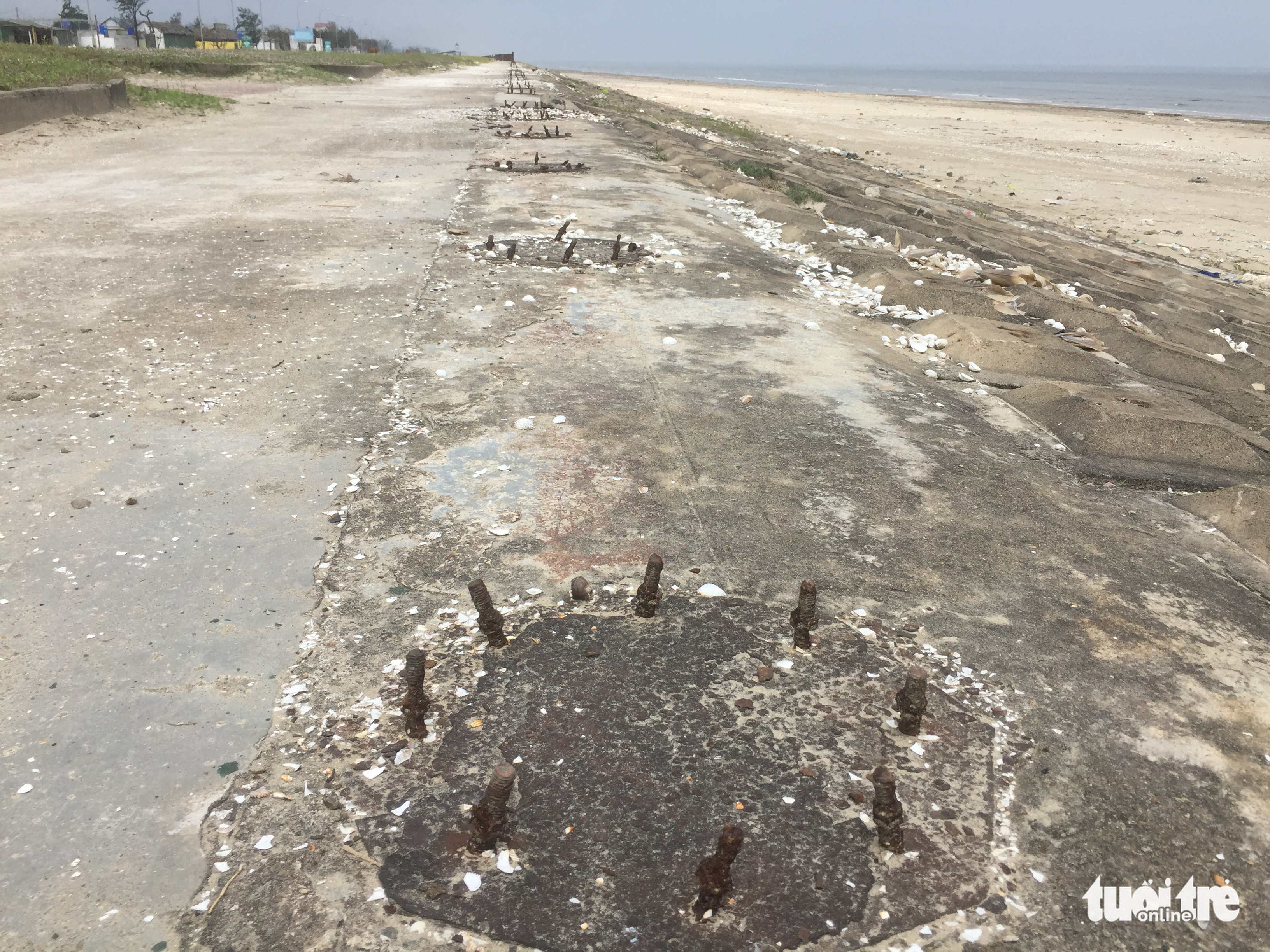 Decorative iron columns have been removed from Xuan Hai Beach in Ha Tinh Province, March 19, 2022. Photo: Le Minh / Tuoi Tre