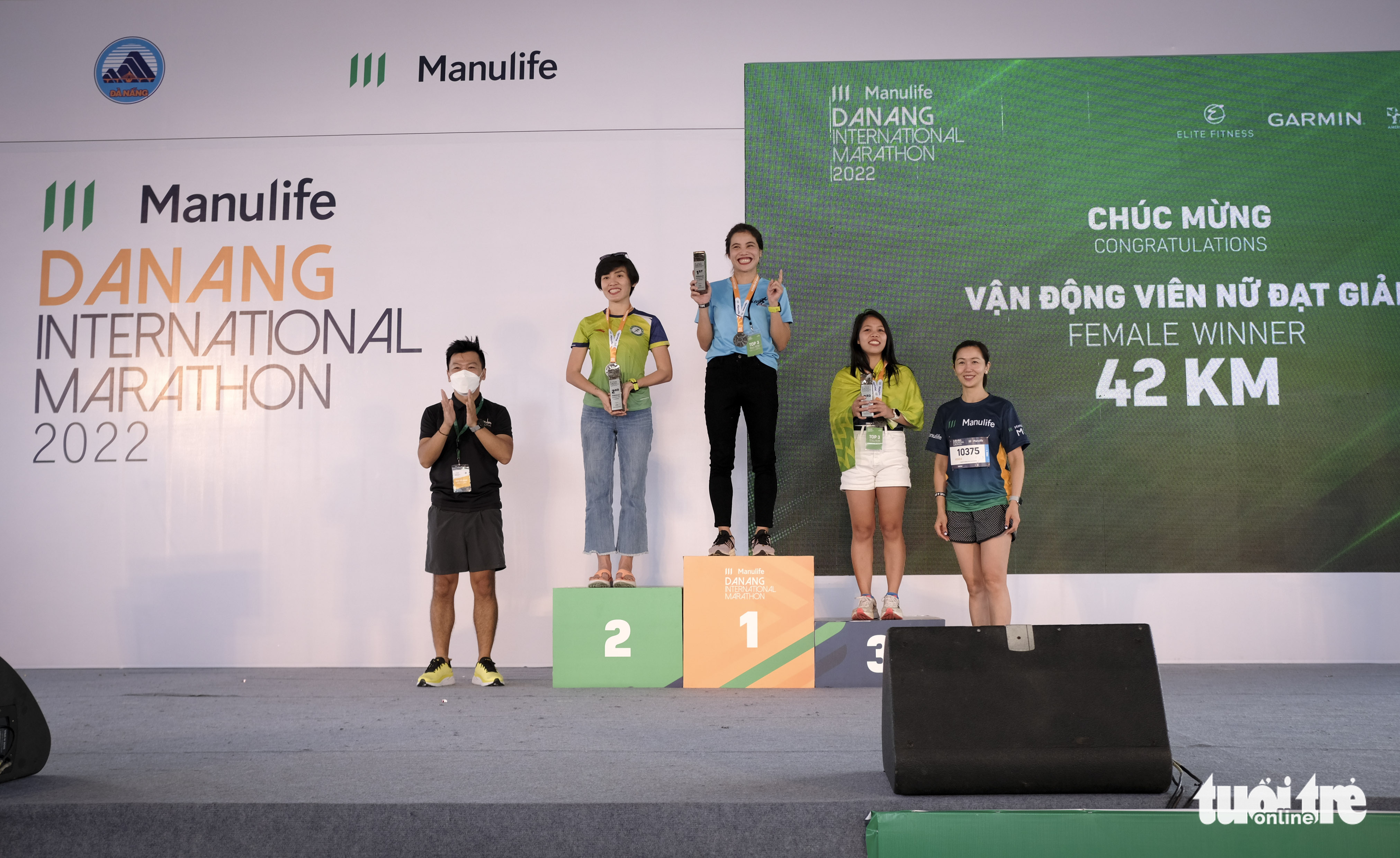 Female participants receive their prizes after completing the 42-kilometer race at the Manulife Da Nang International Marathon 2022 in Da Nang City, March 20, 2022. Photo: Tan Luc / Tuoi Tre