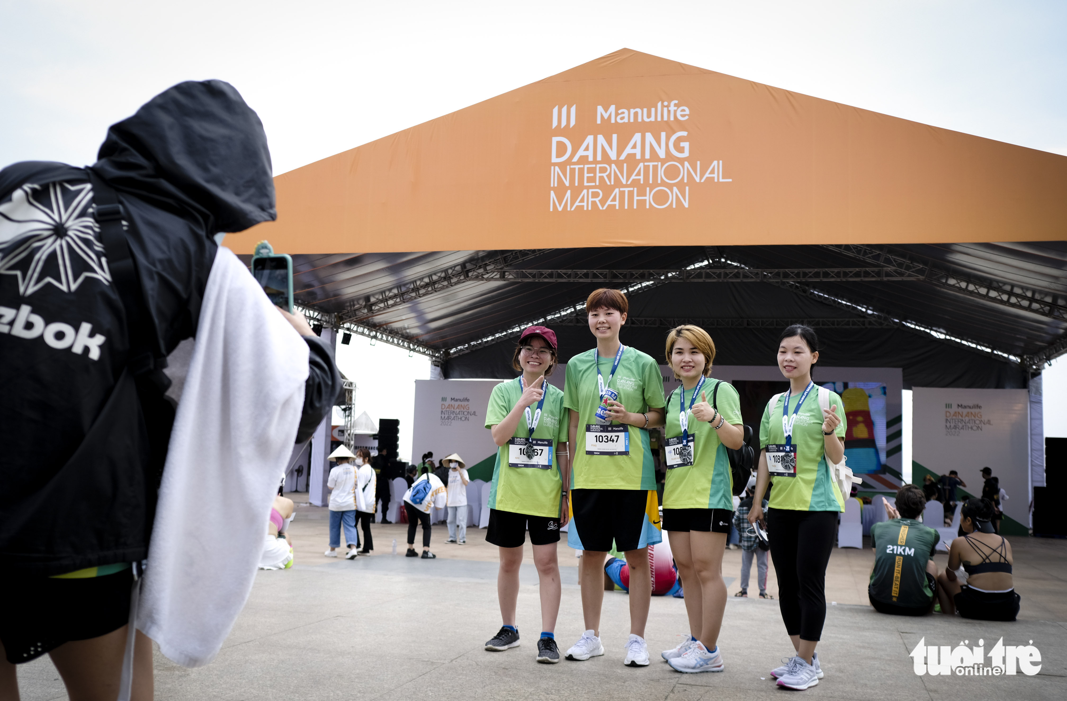 Participants pose for a photo at the Manulife Da Nang International Marathon 2022 in Da Nang City, March 20, 2022. Photo: Tan Luc / Tuoi Tre