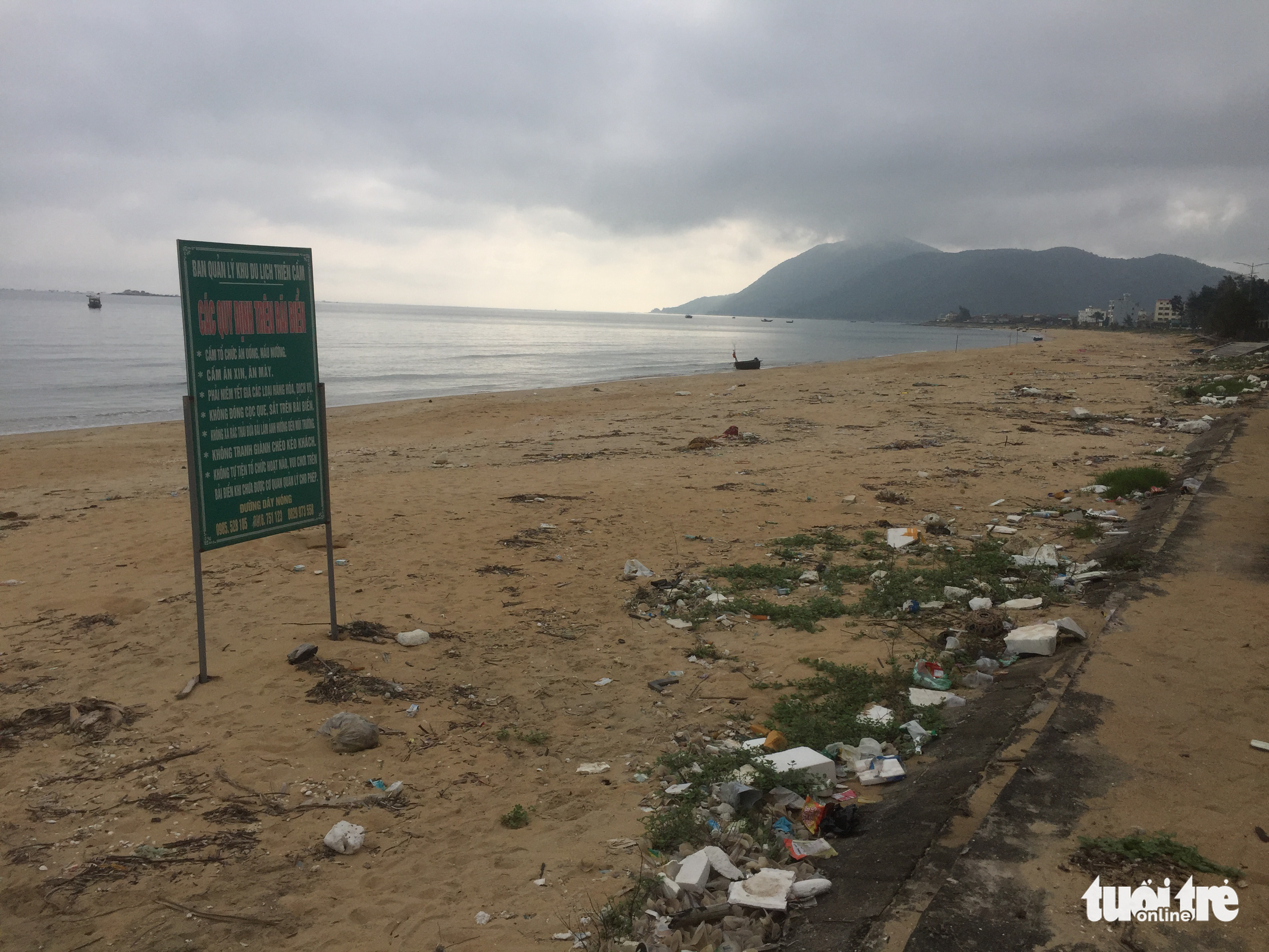 Trash is seen at Thien Cam Beach in Ha Tinh Province, March 19, 2022. Photo: Le Minh / Tuoi Tre