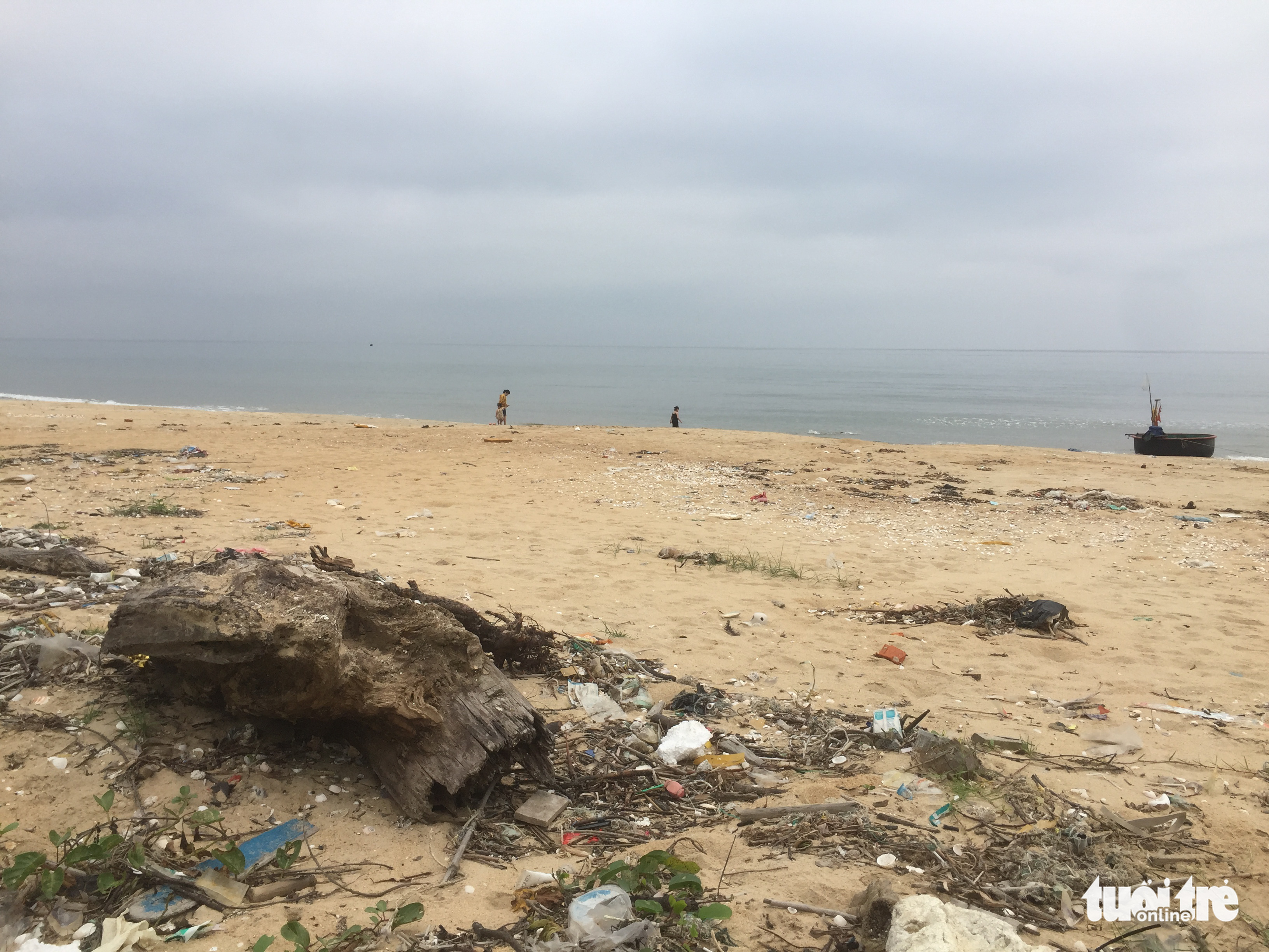 Rubbish is washed up ashore at Thien Cam Beach in Ha Tinh Province, March 19, 2022. Photo: Le Minh / Tuoi Tre