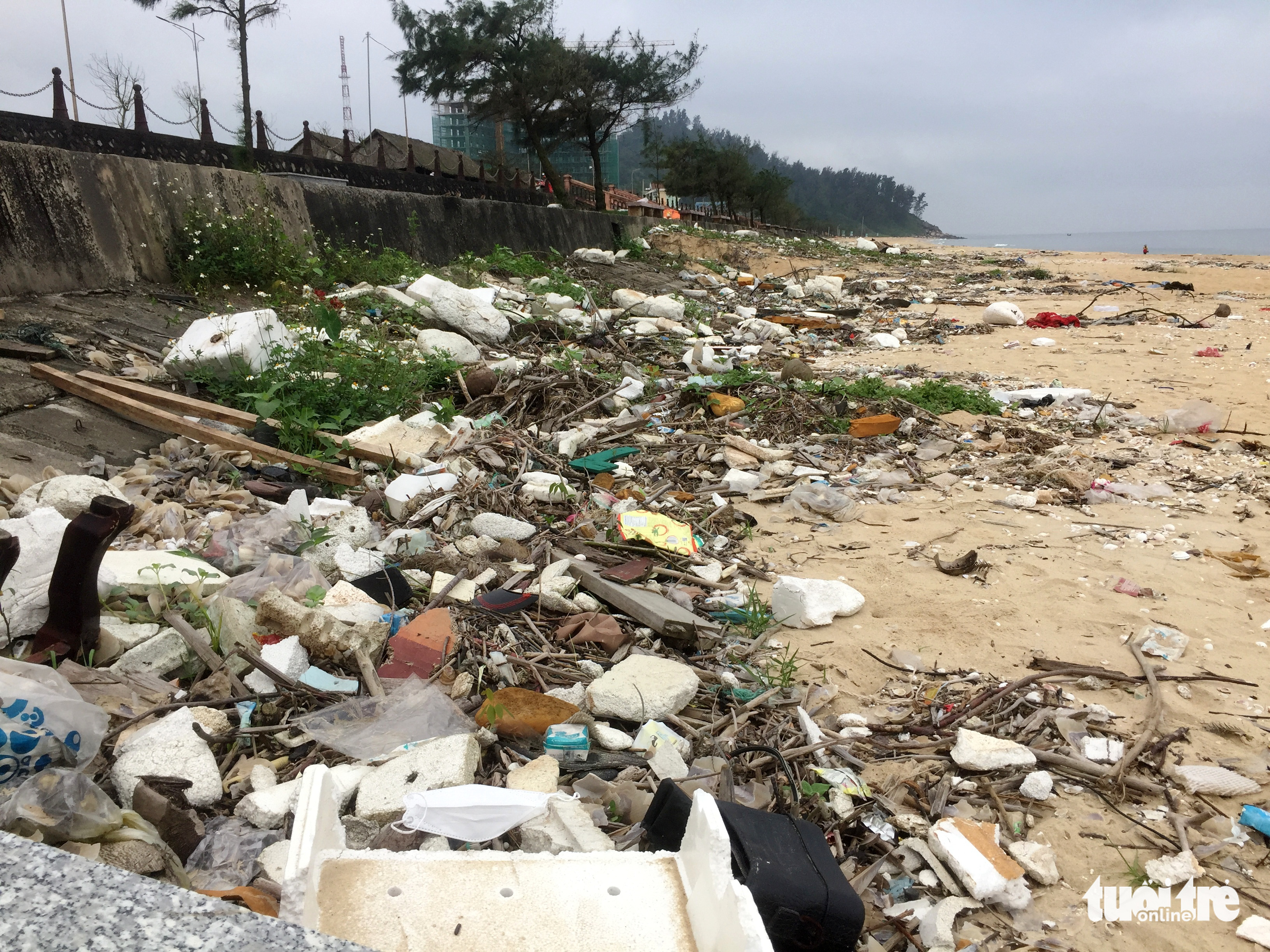 Thien Cam Beach is filled with rubbish in Cam Xuyen District, Ha Tinh Province, March 19, 2022. Photo: Le Minh / Tuoi Tre