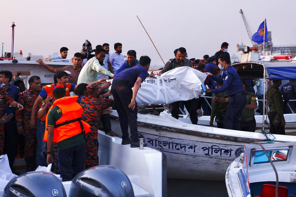 Rescue workers recover dead bodies from a sunken ferry in Shitalakshya river in Narayanganj, Bangladesh, March 20, 2022. Photo: Reuters