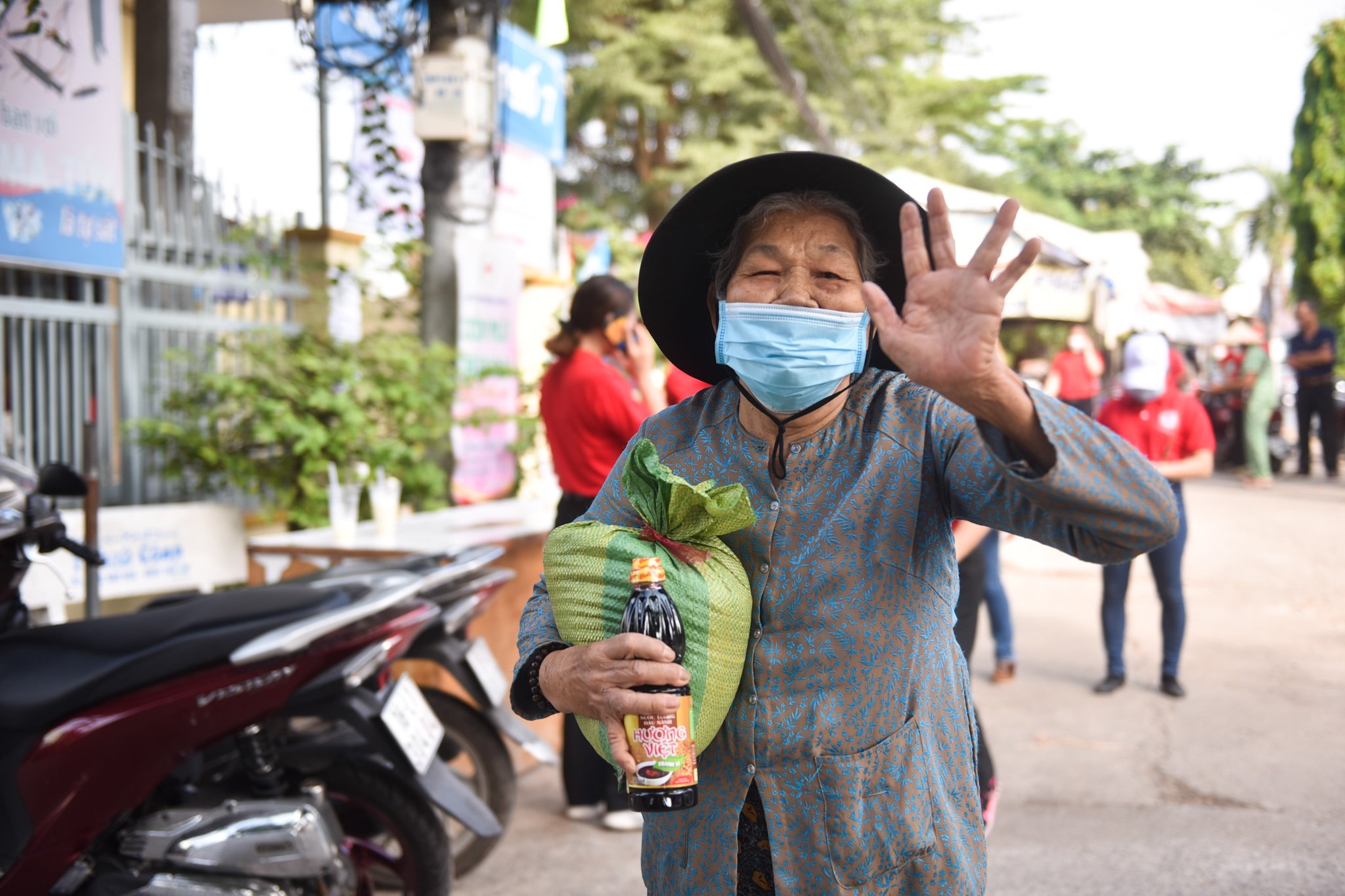 An elderly woman reacts after exchanging her scrap for rice and soy sauce in Thu Duc City, Ho Chi Minh City, March 20, 2022. Photo: Ngoc Phuong / Tuoi Tre