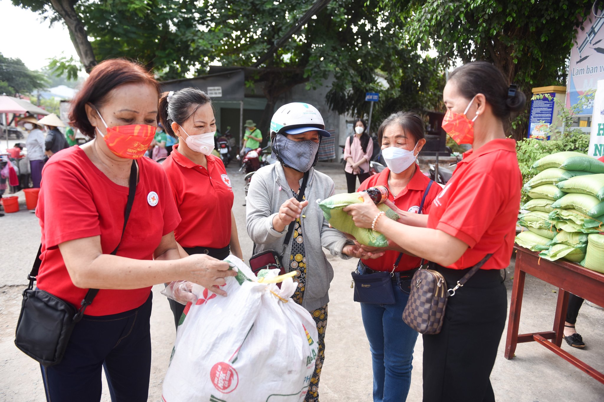 A resident receives rice and soy sauce after exchanging recyclable materials in Thu Duc City, Ho Chi Minh City, March 20, 2022. Photo: Ngoc Phuong / Tuoi Tre