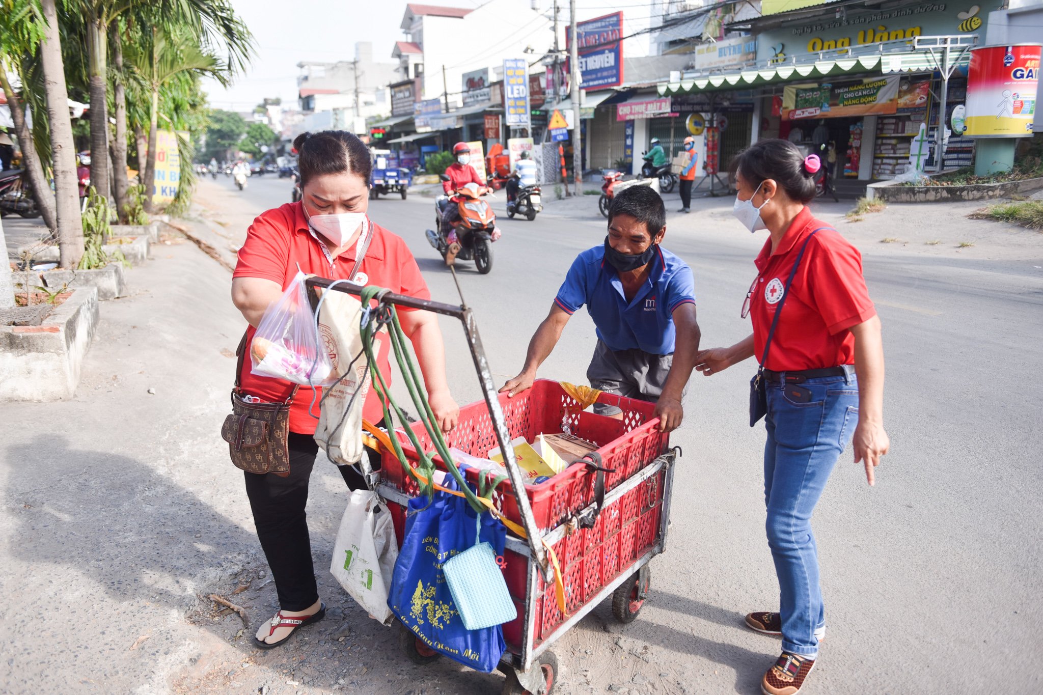 A man gives recyclable materials in exchange for rice in Tang Nhon Phu A Ward, Thu Duc City, Ho Chi Minh City, March 20, 2022. Photo: Ngoc Phuong / Tuoi Tre