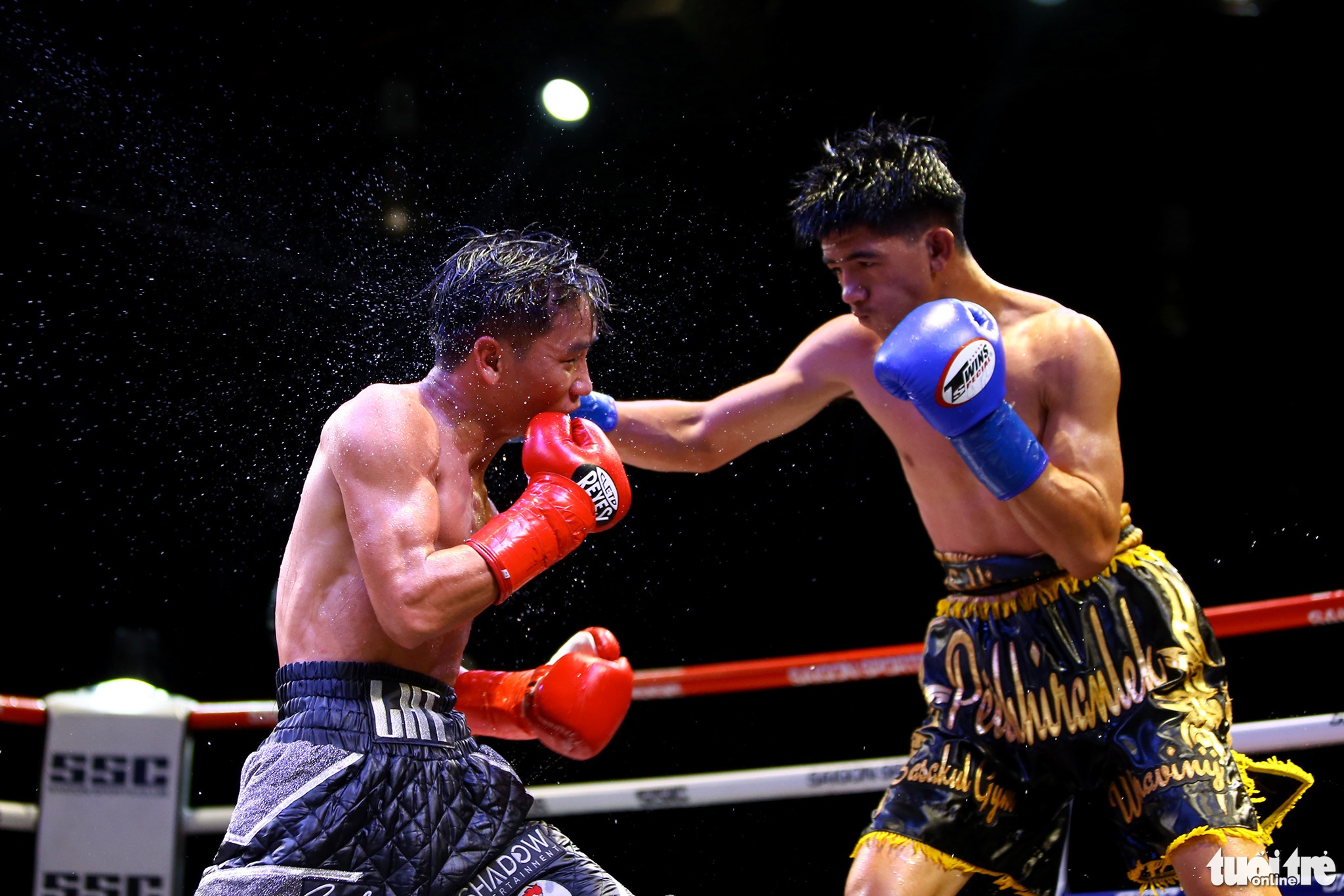 Vietnamese boxer Le Huu Toan (left) competes for the minimum weight class at the WBA Asia Championship in Ho Chi Minh City, March 20, 2022. Photo: Hoang Tung / Tuoi Tre