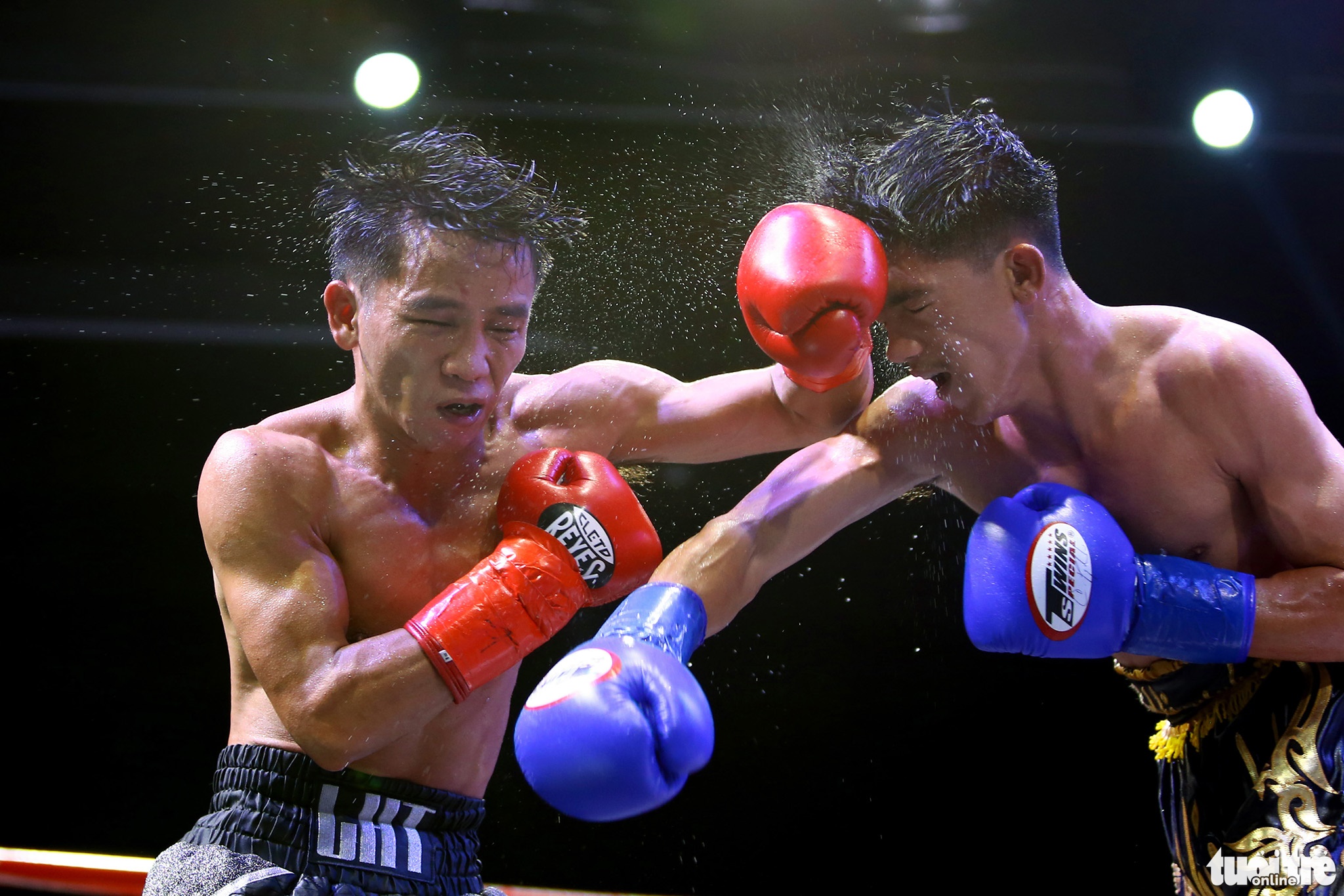 Vietnamese boxer Le Huu Toan (left) competes for the minimum weight class at the WBA Asia Championship in Ho Chi Minh City, March 20, 2022. Photo: Hoang Tung / Tuoi Tre