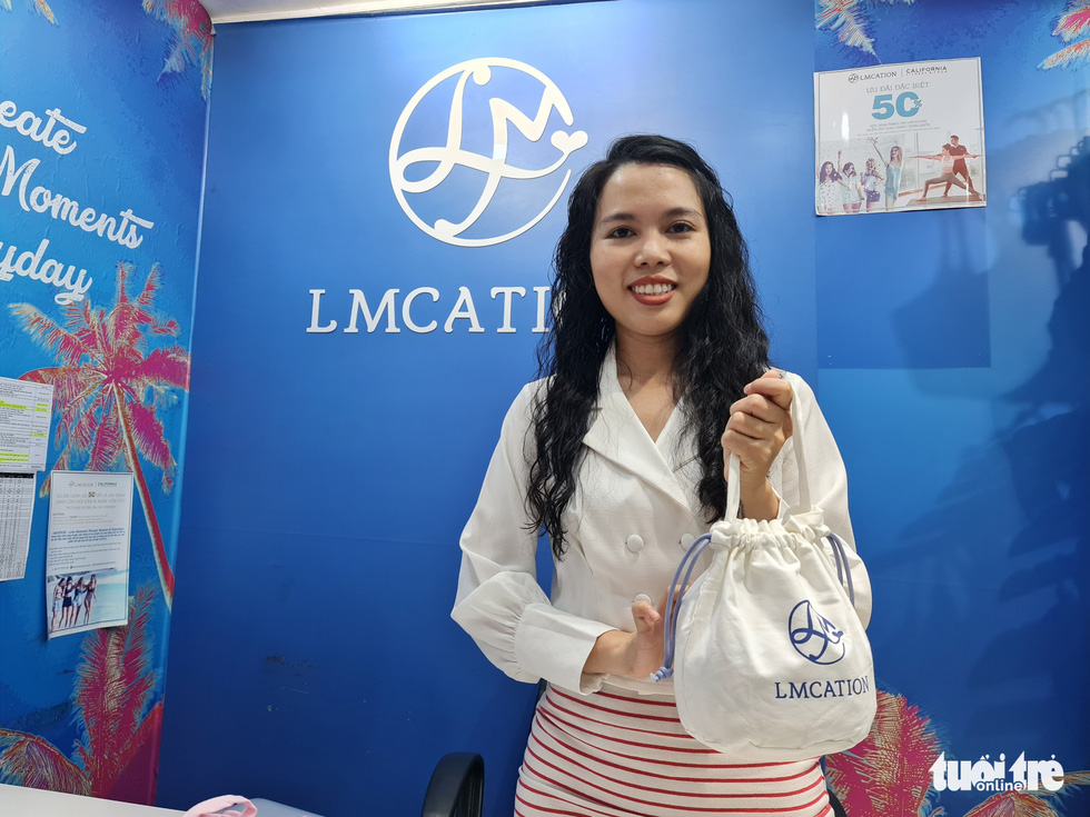 Nguyen Thi Anh Thu poses with a cloth bag which spreads a message of environmental protection. Photo: Cong Trieu / Tuoi Tre