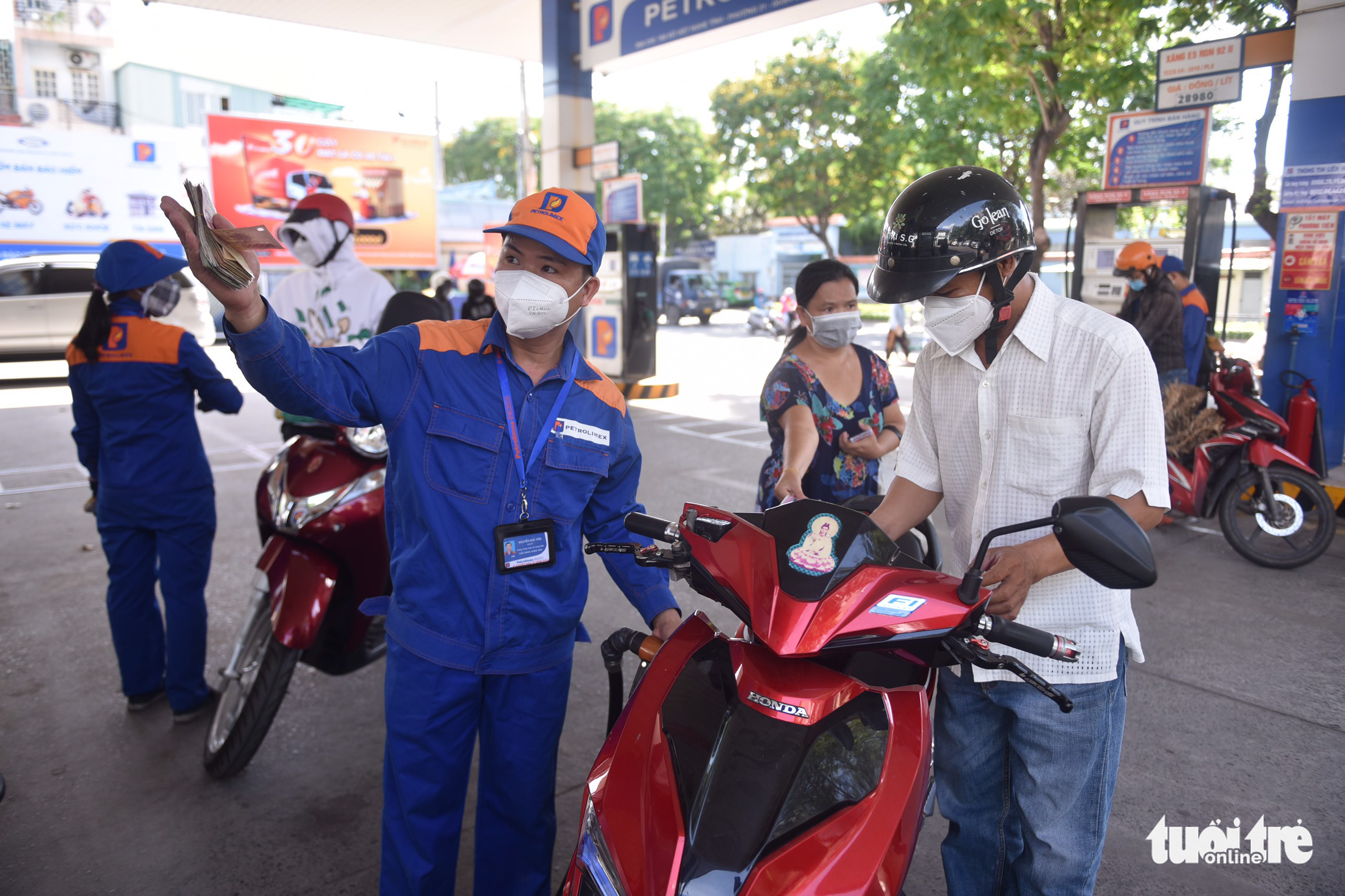 Vietnam’s fuel prices drop slightly after 7 consecutive hikes