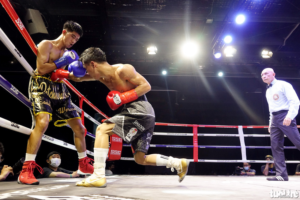 Vietnamese boxer Le Huu Toan (red gloves) competes for the minimum weight class at the WBA Asia Championship in Ho Chi Minh City, March 20, 2022. Photo: Hoang Tung / Tuoi Tre
