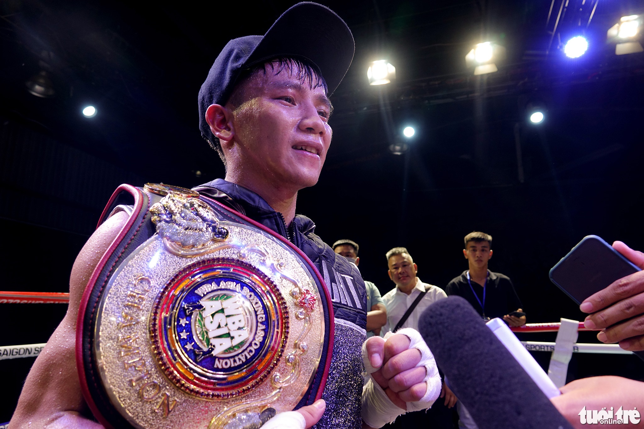 Vietnamese boxer Le Huu Toan wins the minimum weight belt at the WBA Asia Championship in Ho Chi Minh City, March 20, 2022. Photo: Hoang Tung / Tuoi Tre