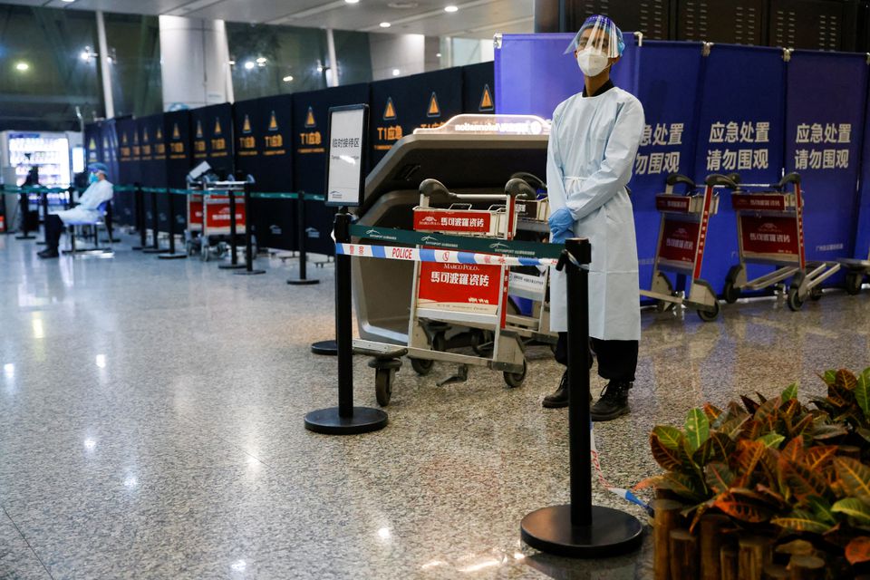 A security member stands outside the area where relatives of the passengers of the China Eastern Airlines Boeing 737-800 plane, which crashed in Wuzhou flying from Kunming to Guangzhou, wait for news, at Guangzhou Baiyun International Airport in Guangzhou, Guangdong province, China March 21, 2022. Photo: Reuters