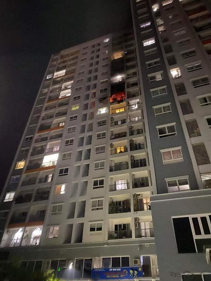 A fire breaks out at an apartment on the 10th floor of Carillon 5 Apartment Complex in Tan Phu District, Ho Chi Minh City, March 23, 2022. Photo: A.X. / Tuoi Tre