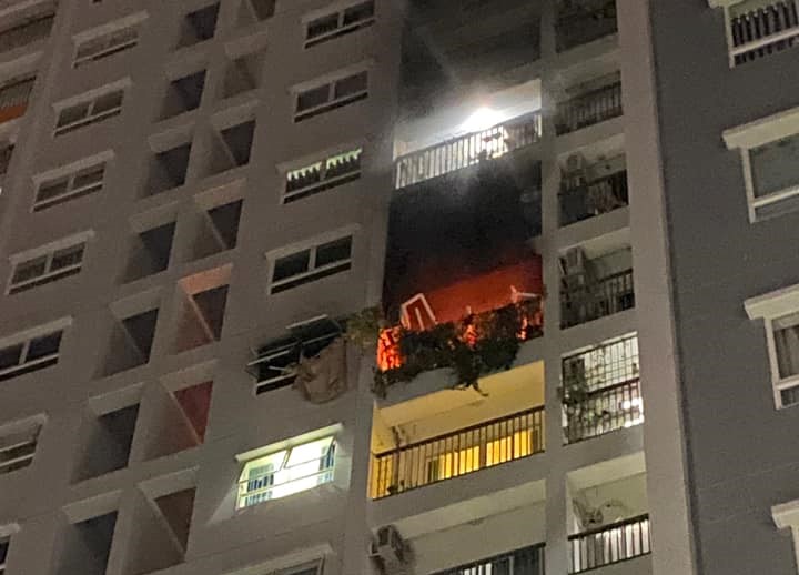 Two family members die falling from burning apartment in Ho Chi Minh City