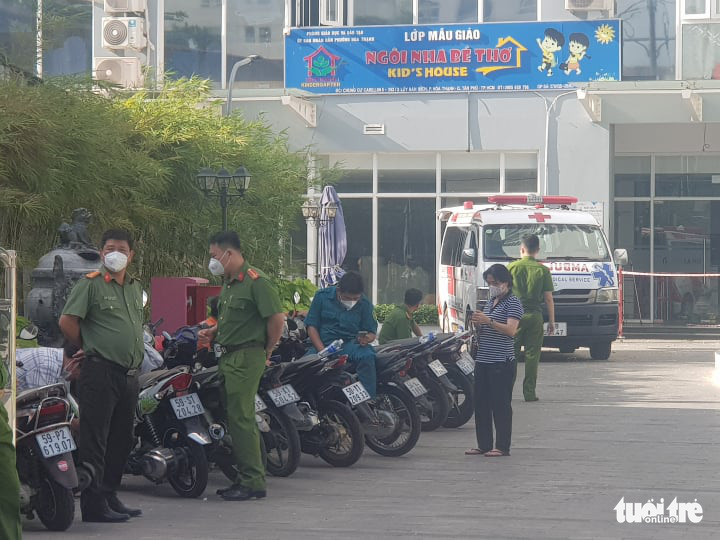 Officers are seen on duty at Carillon 5 Apartment Complex in Tan Phu District, Ho Chi Minh City, March 23, 2022. Photo: Ngoc Khai / Tuoi Tre