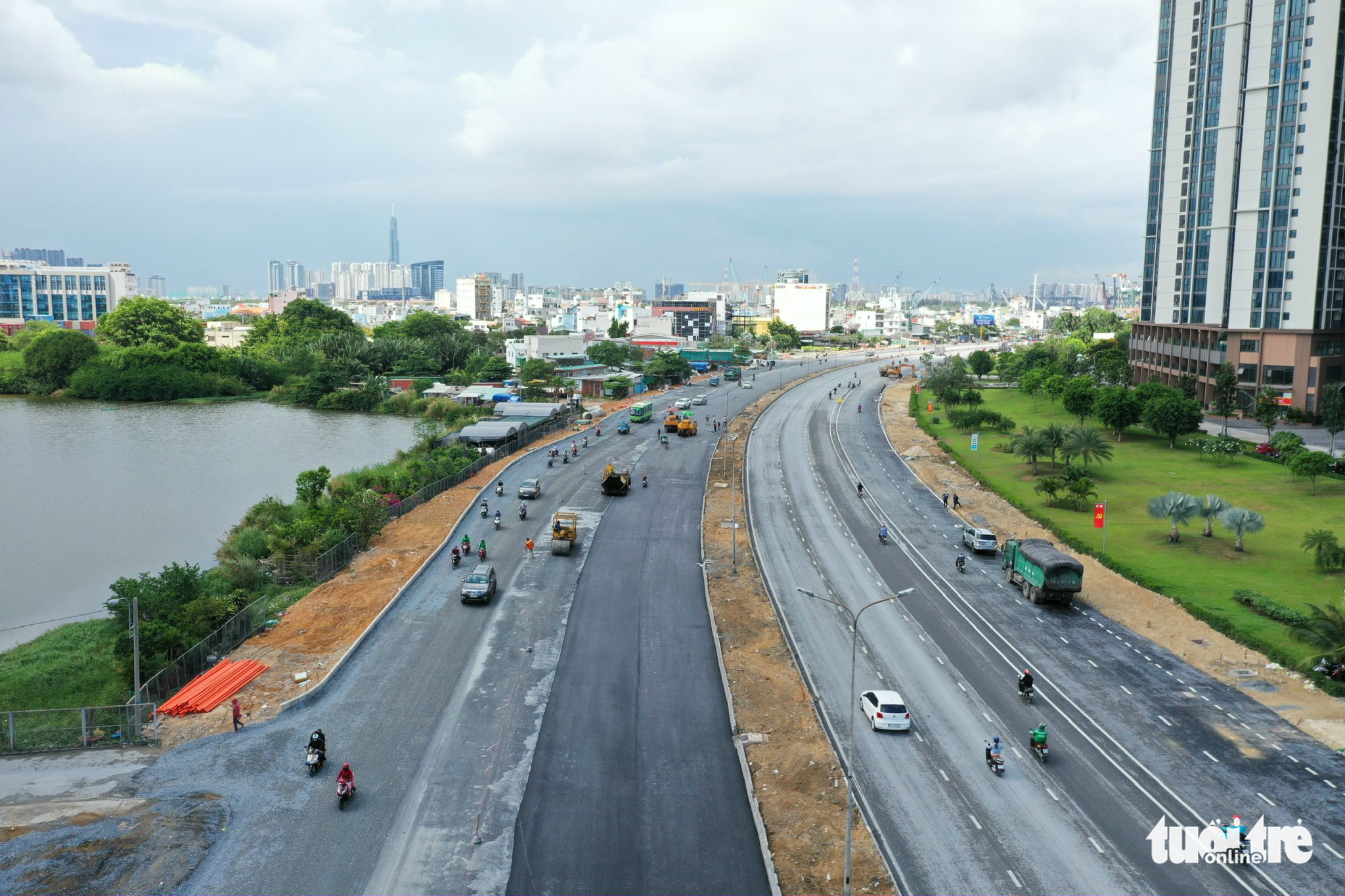 A bird’s eye view of Nguyen Van Linh Avenue under expansion in District 7, Ho Chi Minh City. Photo: Tu Trung / Tuoi Tre