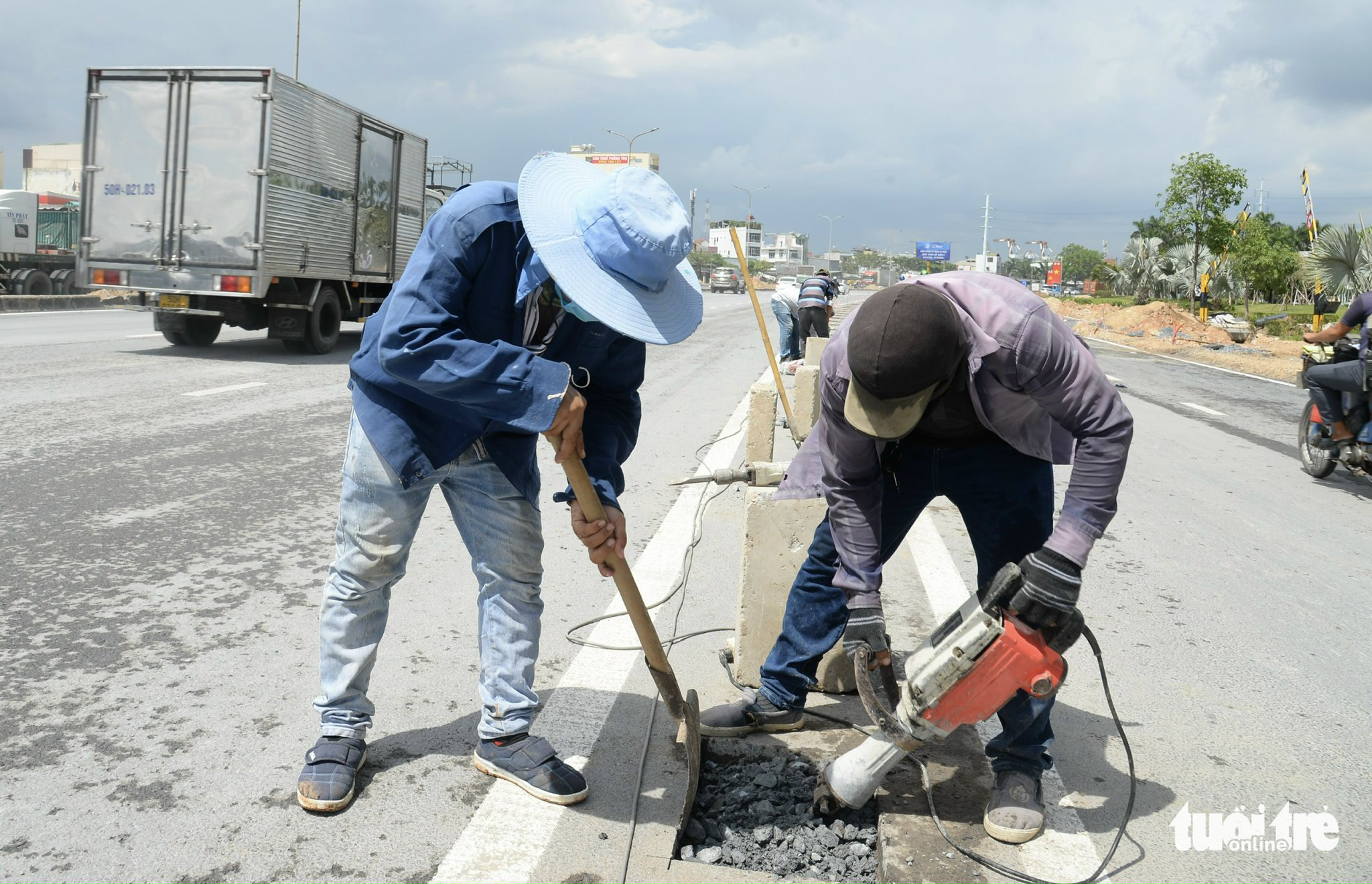 Workers work at the expansion project of Nguyen Van Linh Avenue in District 7, Ho Chi Minh City. Photo: Tu Trung / Tuoi Tre