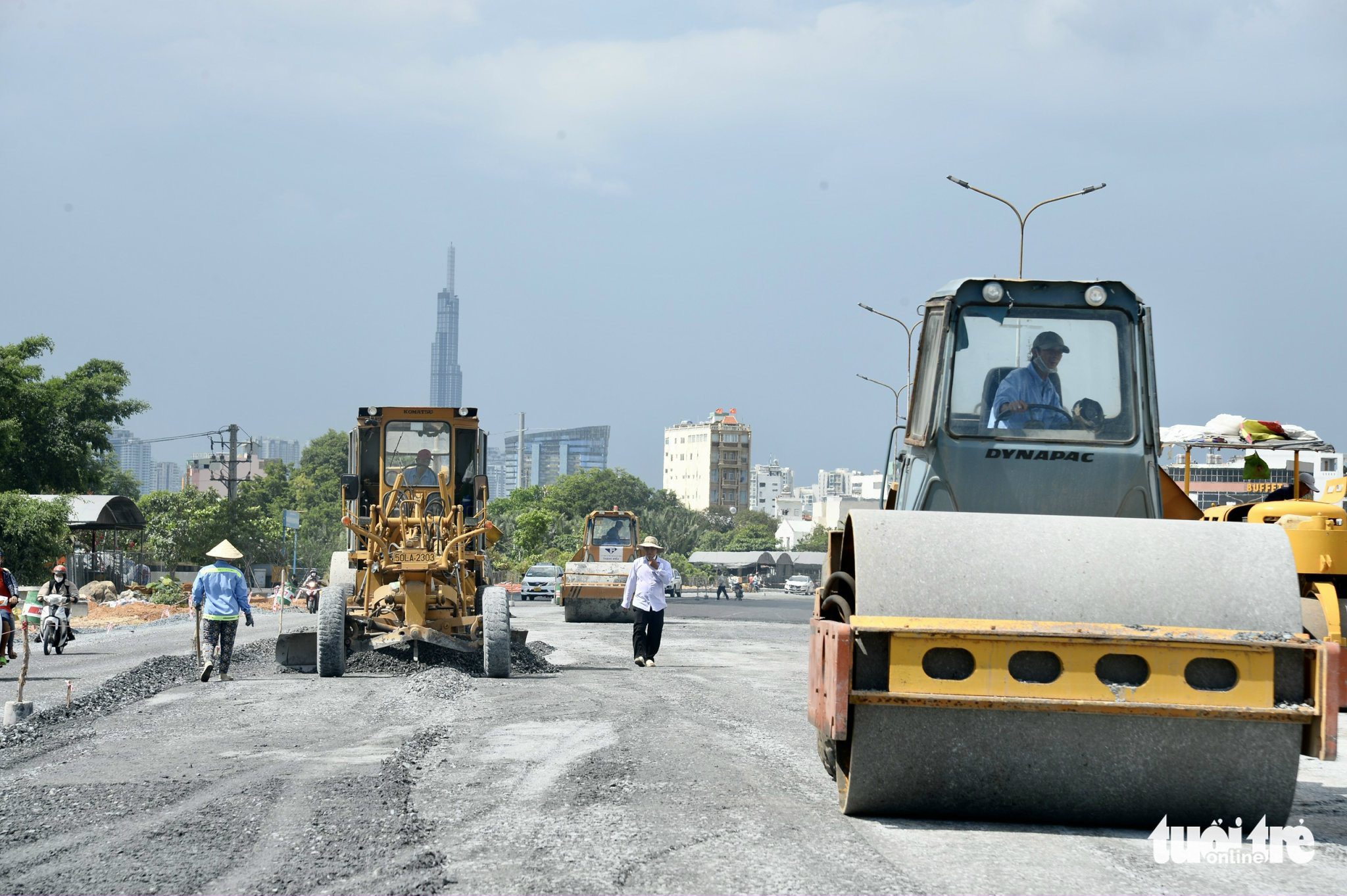 Workers work at the expansion project of Nguyen Van Linh Avenue in District 7, Ho Chi Minh City. Photo: Tu Trung / Tuoi Tre