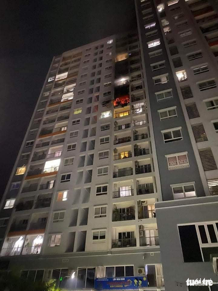 The fire breaks out at an apartment on the 10th floor of Carillon 5 Apartment Complex in Tan Phu District, Ho Chi Minh City, March 23, 2022. Photo: A.X. / Tuoi Tre