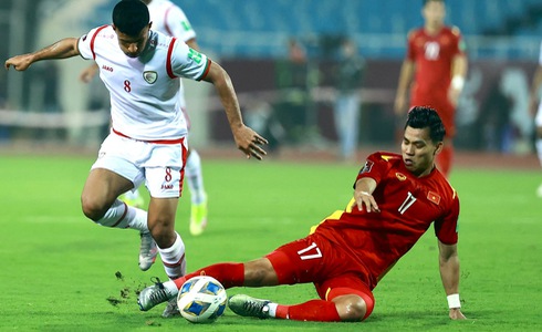 Vietnamese (red jersey) and Omani players vie for a ball during their Group B game at the 2022 FIFA World Cup Asian qualifiers in Hanoi, Vietnam, March 24, 2022. Photo: Tuoi Tre