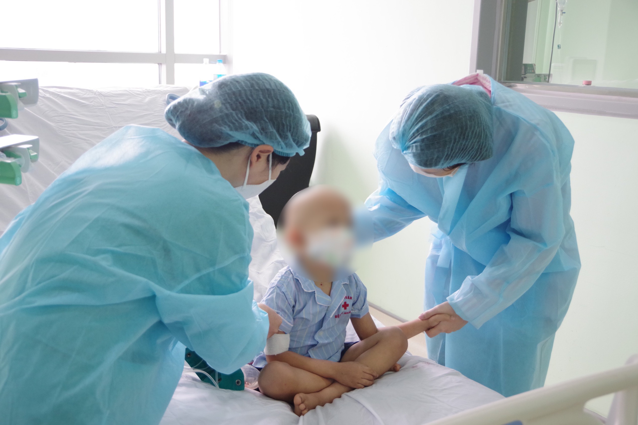 Hanoi doctors successfully perform liver transplant on child patient with rare cancer