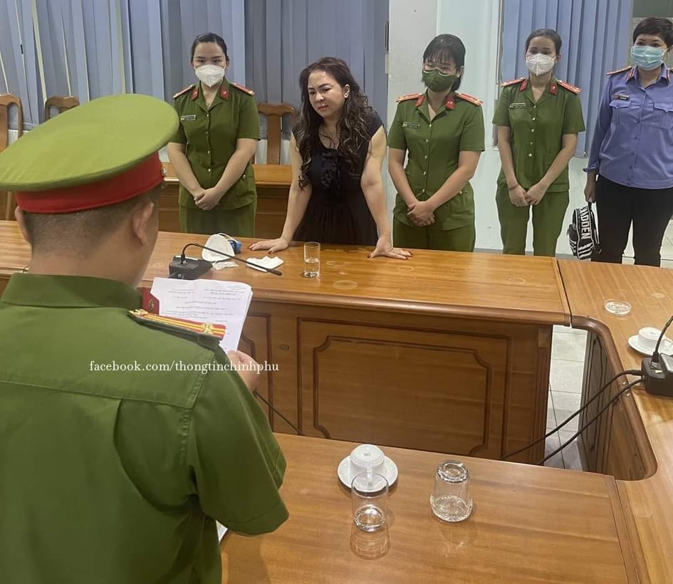 An officer reads the decision to prosecute and arrest Nguyen Phuong Hang at the police station in Ho Chi Minh City, March 24, 2022. Photo: Vietnam Government Portal