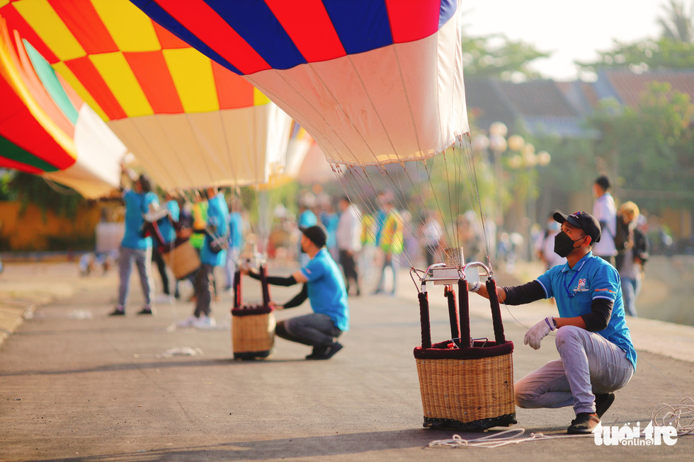 The hot-air balloon control staffs check on the hot-air balloons before performances. Photo: L.Trang / Tuoi Tre