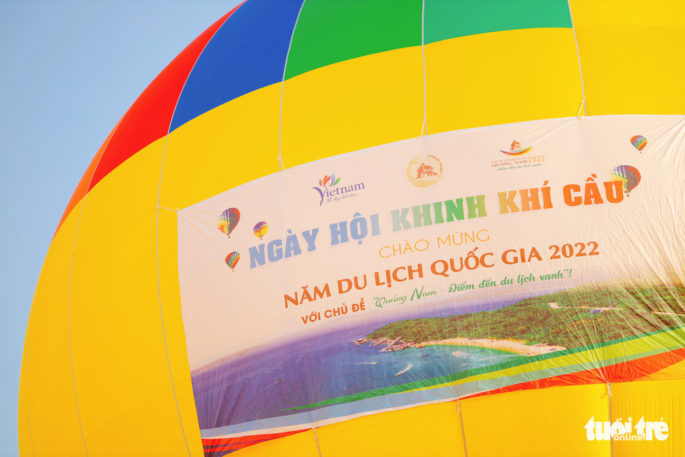 A banner commemorating the National Tourism Year 2022 was being attached to a hot-air balloon. Photo: L.Trang / Tuoi Tre