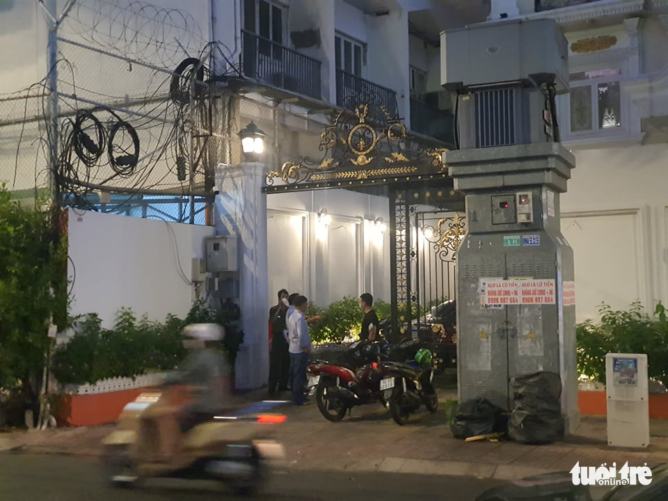 Police search the house of Nguyen Phuong Hang in District 3, Ho Chi Minh City, March 24, 2022. Photo: Minh Hoa / Tuoi Tre