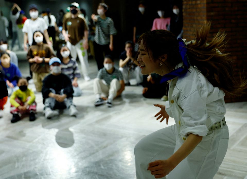 Japanese dancer ReiNa teaches dance moves to students at her dance class in Tokyo, Japan February 26, 2022. Photo: Reuters