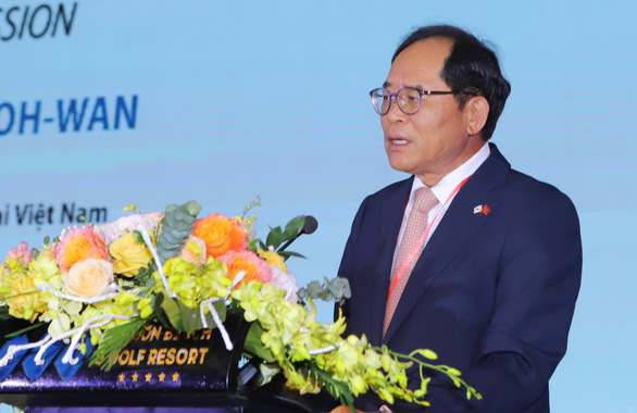 This image shows South Korean Ambassador to Vietnam Park Noh Wan speaking at the ‘Meet Korea 2022’ held in the north-central Vietnamese province of Thanh Hoa on March 25, 2022. Photo: Ha Dong / Tuoi Tre