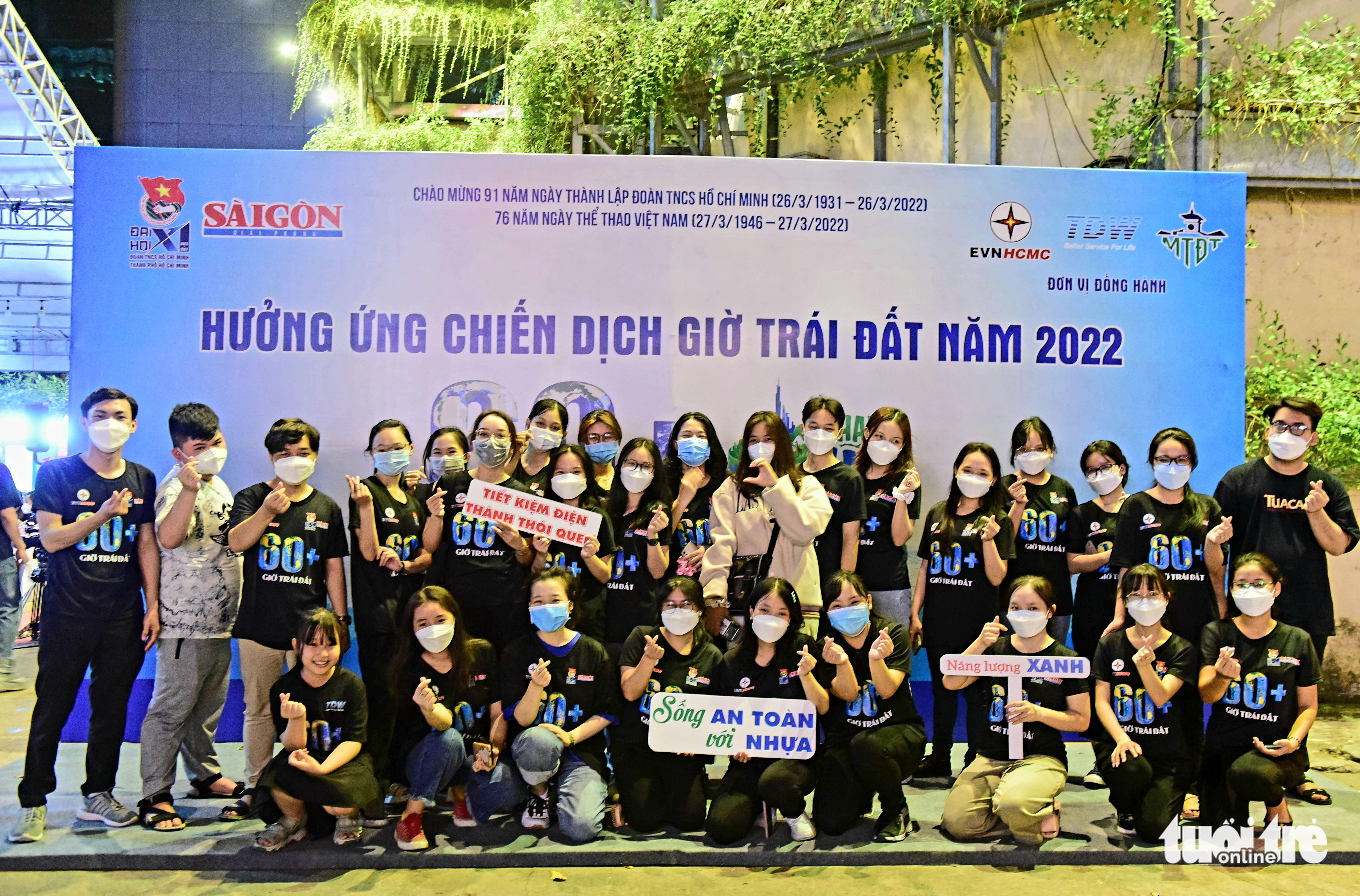 Young people participate in the event marking the 2022 Earth Hour in Ho Chi Minh City, March 26, 2022. Photo: Duyen Phan / Tuoi Tre