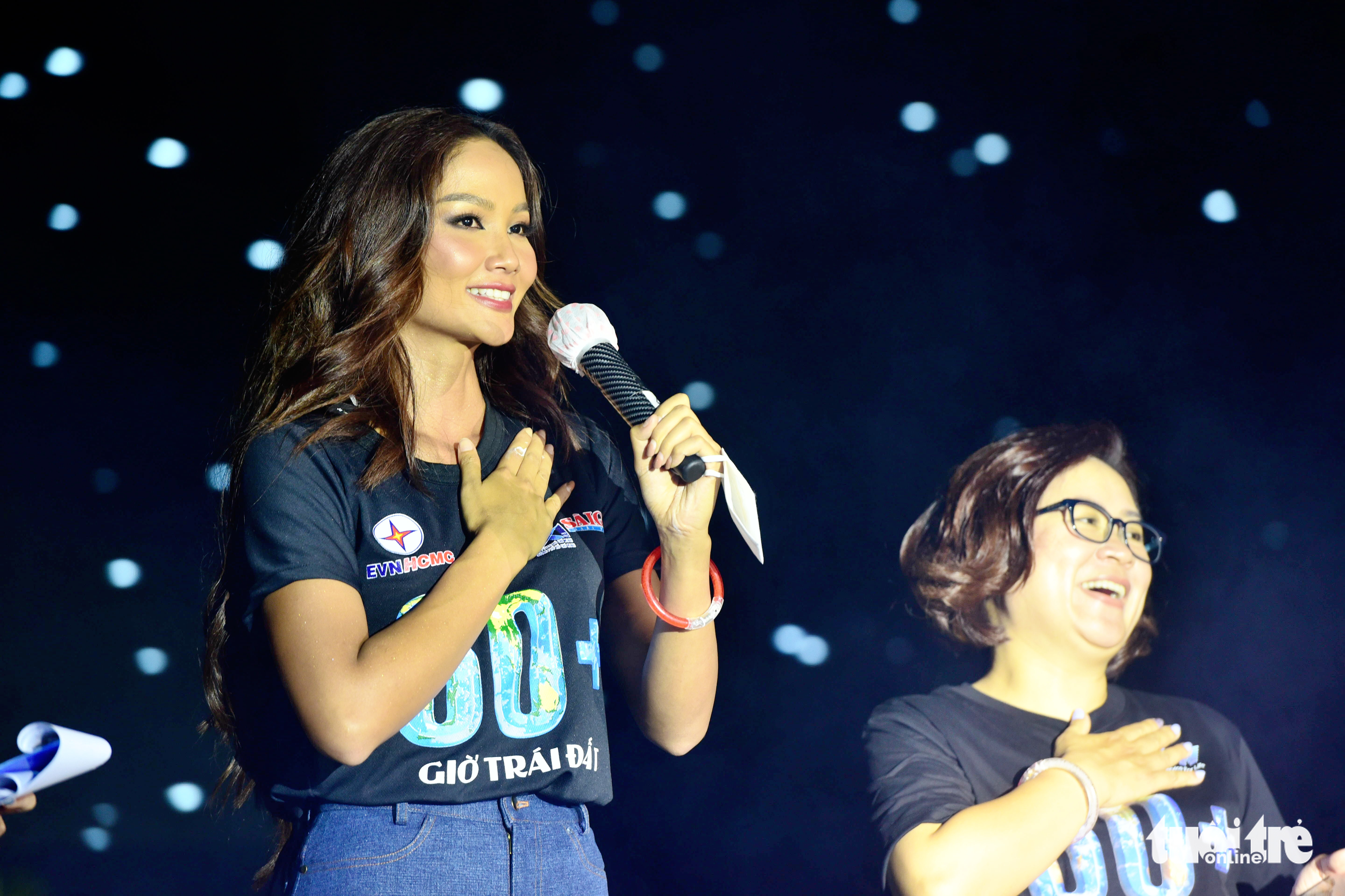 Miss Vietnam H'Hen Nie speaks at the event marking the 2022 Earth Hour in Ho Chi Minh City, March 26, 2022. Photo: Duyen Phan / Tuoi Tre