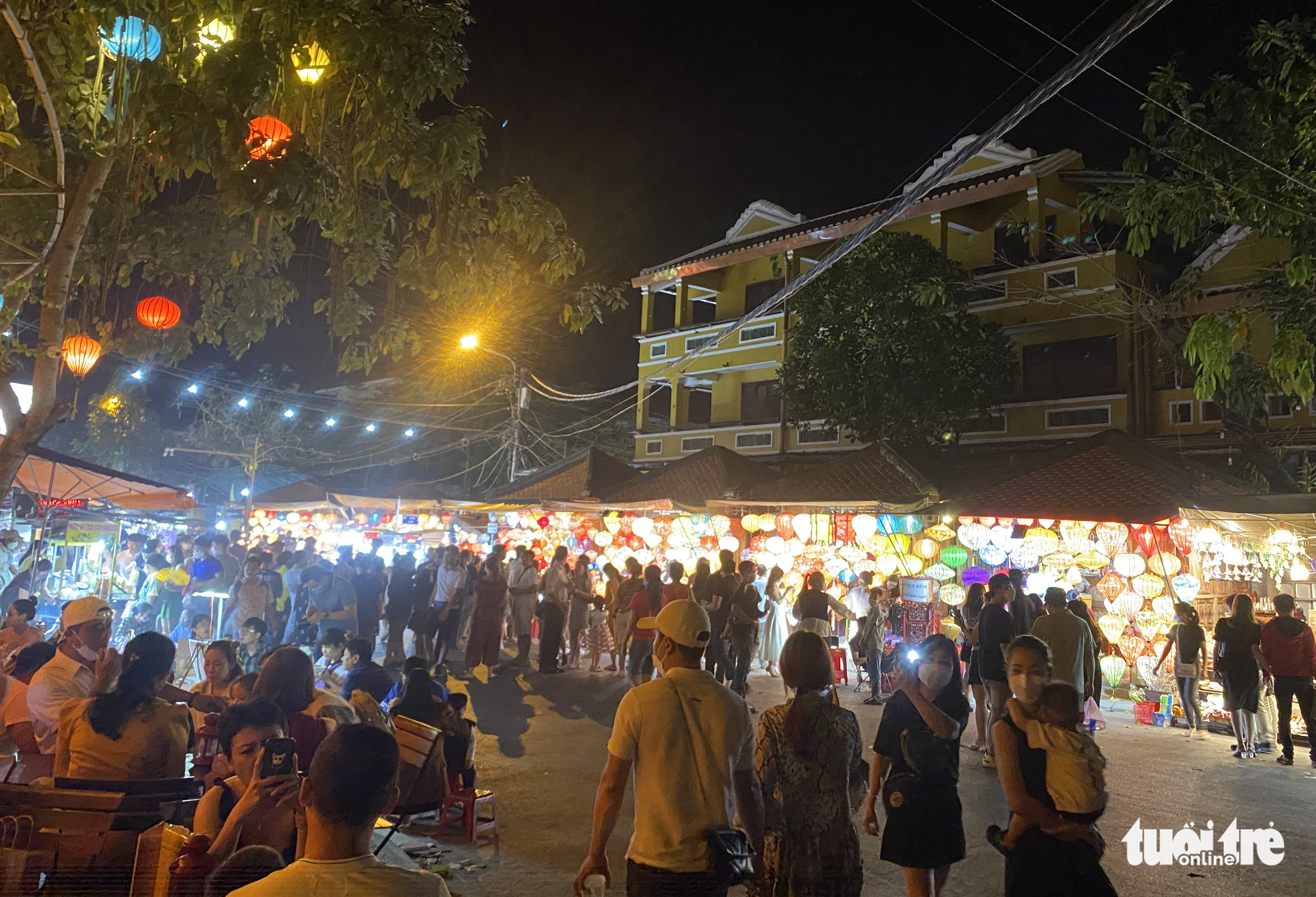 Nguyen Hoang Night Street is filled with visitors in Hoi An Ancient Town, Quang Nam Province, March 26, 2022. Photo: Le Trung / Tuoi Tre