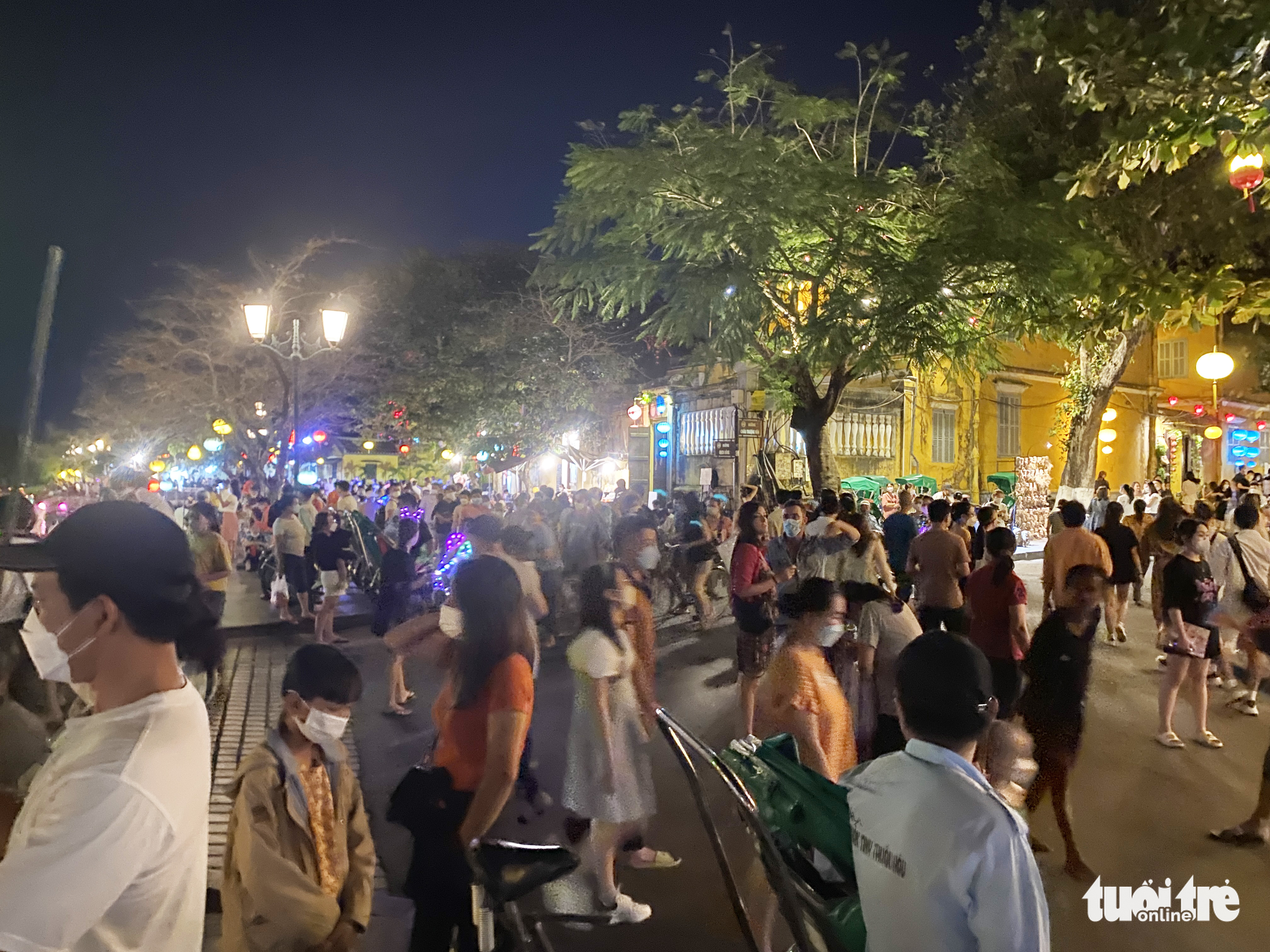 A street in Hoi An Ancient Town, Quang Nam Province is crowded on March 26, 2022. Photo: Le Trung / Tuoi Tre