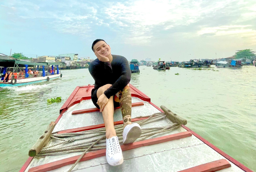 Vietnamese man with prosthetic leg helps the needy seize future