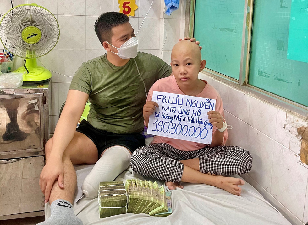 Nguyen Van Luu (left) poses with Hoang My, who is receiving treatment for cancer at Ho Chi Minh City-based Oncology Hospital in this supplied photo. In early 2022, Luu helped raise a large sum of money for her treatment.