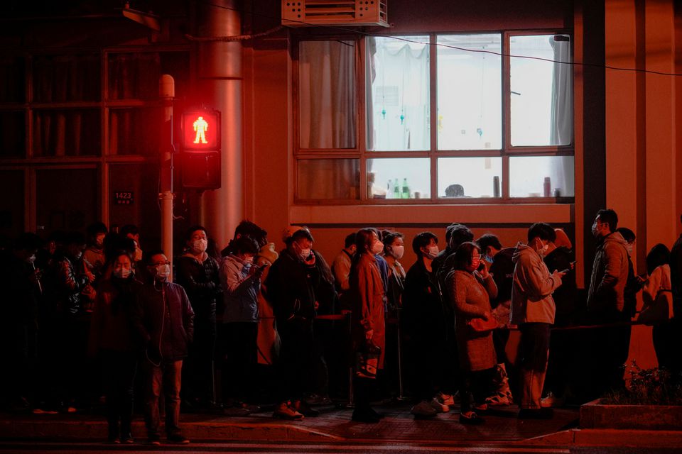 People line up near a nucleic acid testing site outside a hospital during mass testing for the coronavirus disease (COVID-19) amid the COVID-19 pandemic, in Shanghai, China March 27, 2022. Photo: Reuters