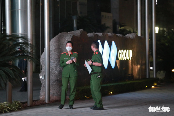 This image shows police officers at the headquarters of FLC Group on the evening of March 29, 2022. Photo: Chi Tue / Tuoi Tre