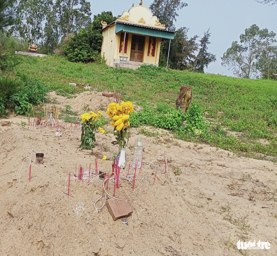 A whale grave recently built by local people of Luong Ninh Hamlet, Dan Truong Commune, Nghi Xuan District, Ha Tinh Province. Photo: Le Minh / Tuoi Tre