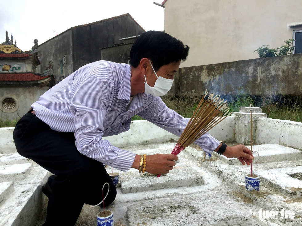 The head of the management board of the Ngu Ong Temple offers incense at whale graves. Photo: Le Minh / Tuoi Tre