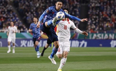 Vietnamese (white jersey) and Japanese players vie for the ball in their last game of the 2022 FIFA World Cup Asian qualifiers at Saitama Stadium, March 29, 2022. Photo: Reuters