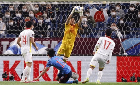 Vietnamese goalkeeper Tran Nguyen Manh blocks a header from Japan in their last game of the 2022 FIFA World Cup Asian qualifiers at Saitama Stadium, March 29, 2022. Photo: Reuters