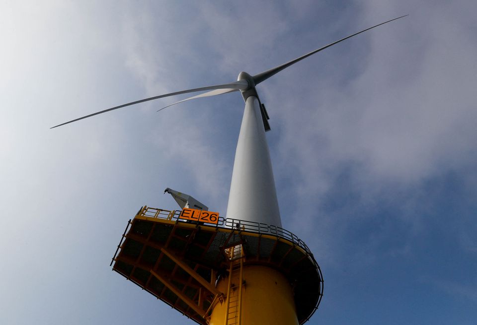 A power-generating windmill turbine is seen at the Eneco Luchterduinen offshore wind farm near Amsterdam, Netherlands September 26, 2017. Photo: Reuters